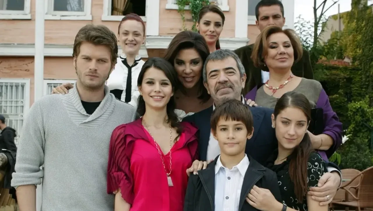 Aşk-ı Memnu saat kaçta ve hangi kanalda yayınlanacak? Yazın habercisi Aşk-ı Memnu tekrardan başlıyor