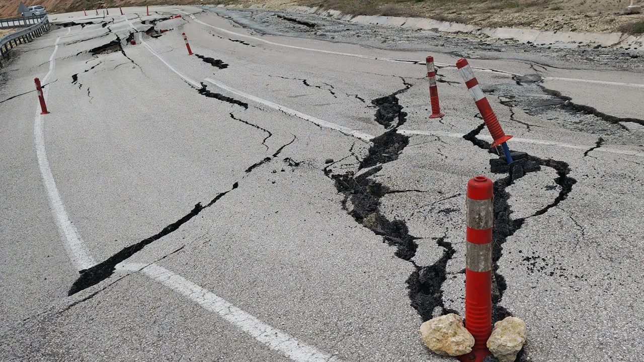 Yolda korkunç manzara! Trafiğe kapatıldı, araç sahipleri uyarıldı