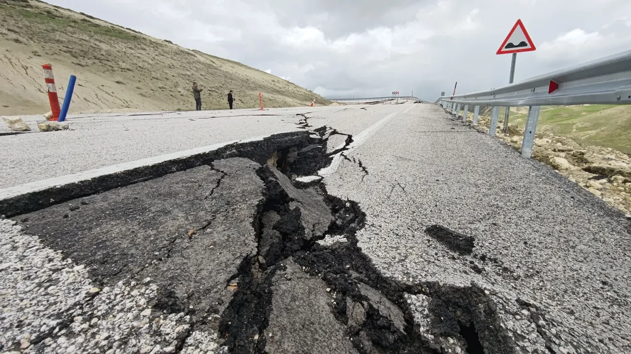 Yolda korkunç manzara! Trafiğe kapatıldı, araç sahipleri uyarıldı