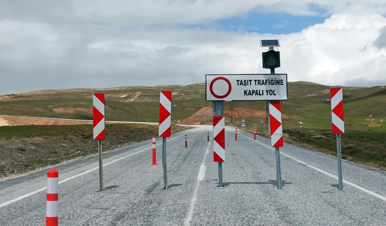 Yolda korkunç manzara! Trafiğe kapatıldı, araç sahipleri uyarıldı