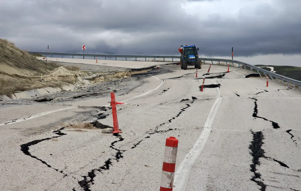 Yolda korkunç manzara! Trafiğe kapatıldı, araç sahipleri uyarıldı