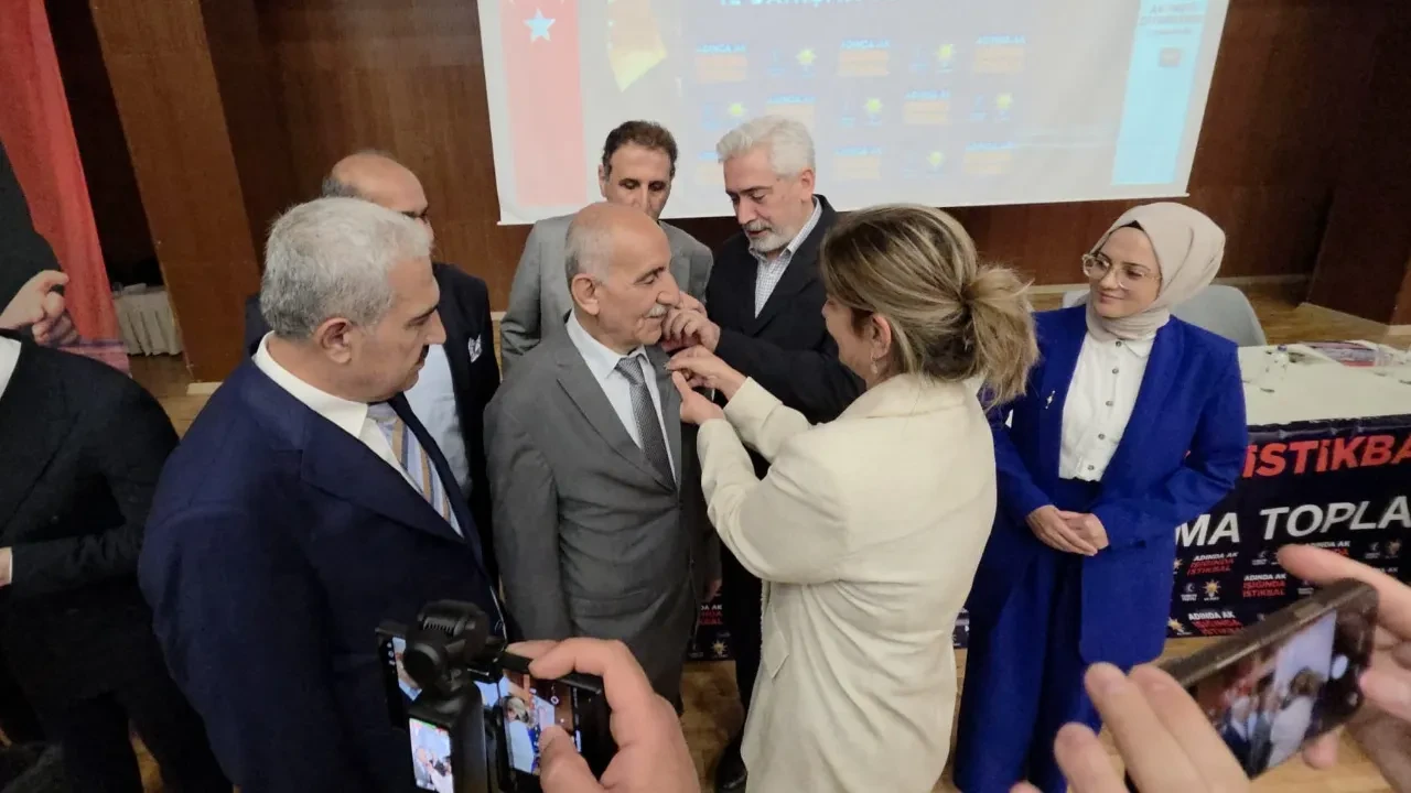 CHP ve YRP’den ayrılan 100 kişi AK Parti’ye katıldı