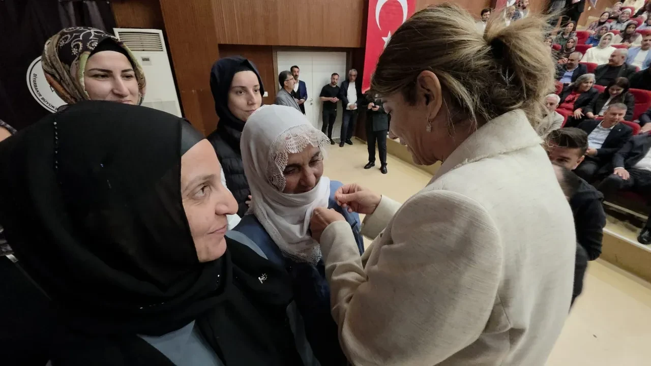 CHP ve YRP’den ayrılan 100 kişi AK Parti’ye katıldı