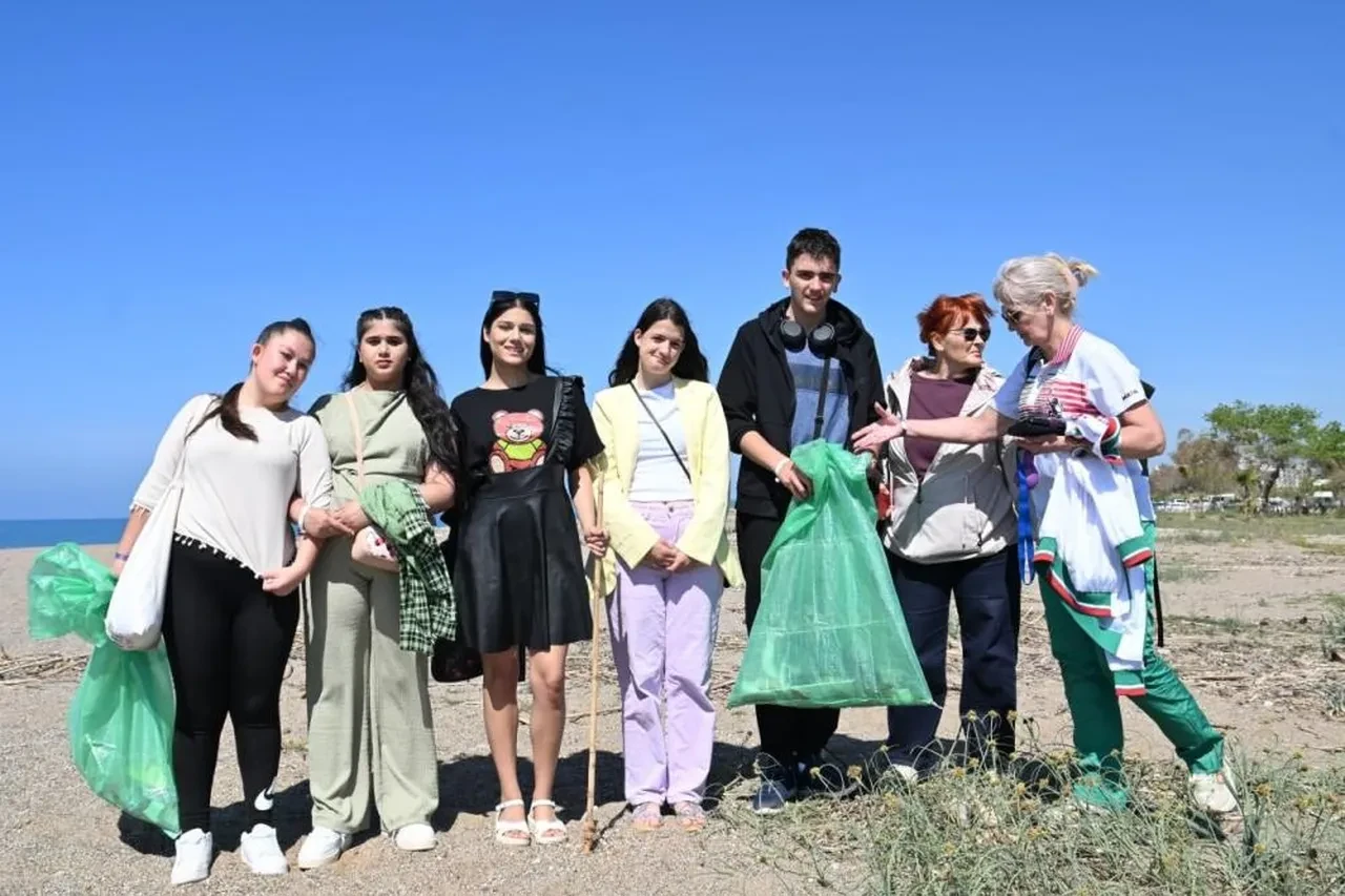 Erasmus ile Manavgat'a gelen öğrenci ve öğretmelerden temizlik etkinliği