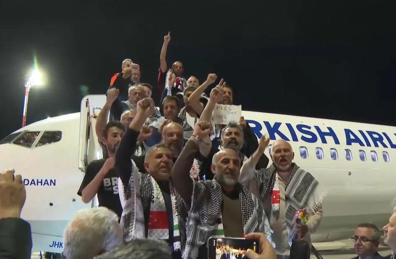 İsrail'in alıkoyduğu 59 Sumud Filosu aktivisti İstanbul'a geldi