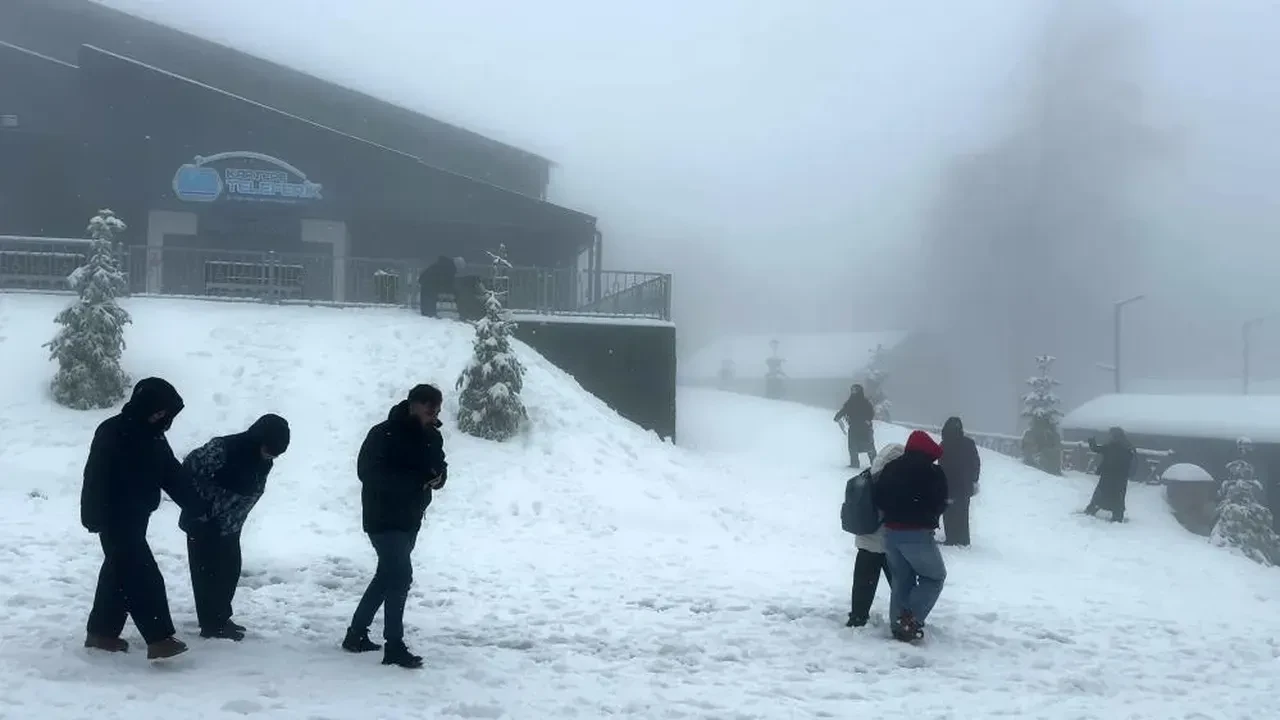 İstanbul’un yanı başındaki şehirde bahar ayında kar kalınlığı 12 santimetreye ulaştı