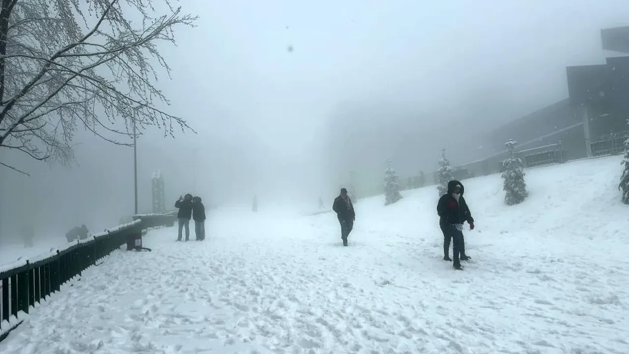 İstanbul’un yanı başındaki şehirde bahar ayında kar kalınlığı 12 santimetreye ulaştı