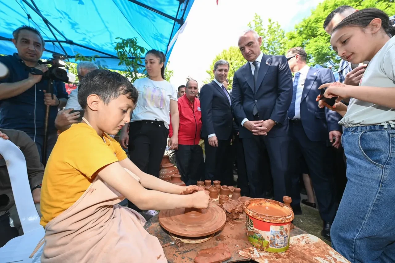 Nazilli’de festival heyecanı! Bakan Ersoy üreticiler ve sanatkârlarla bir araya geldi