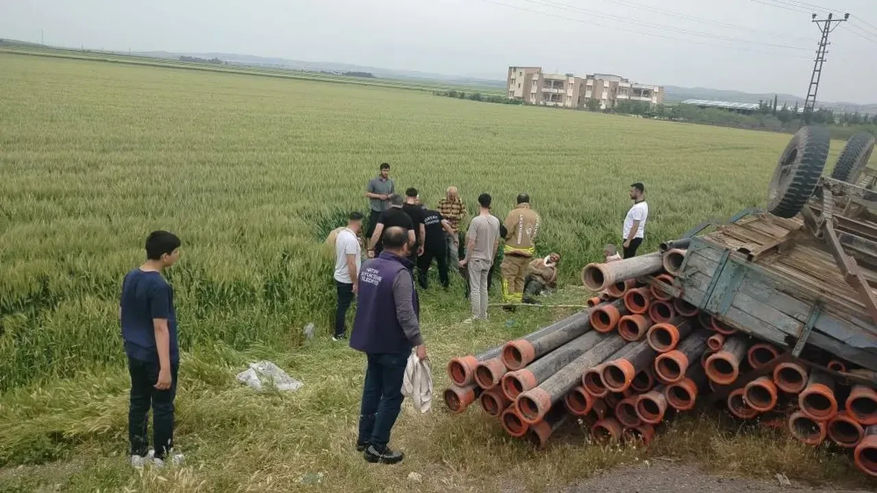 Römork devrildi, 4 kişi tarlaya uçtu