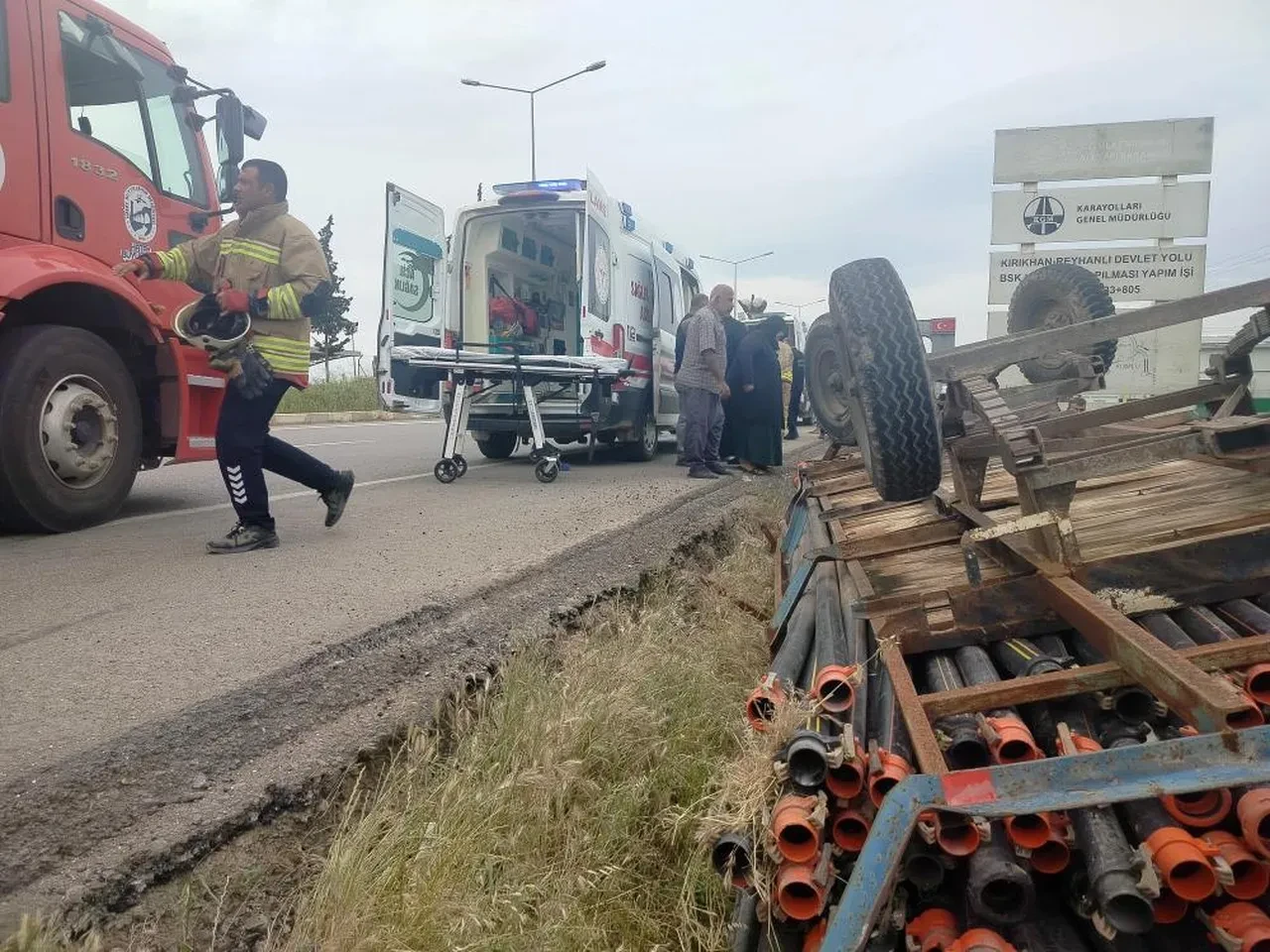 Römork devrildi, 4 kişi tarlaya uçtu