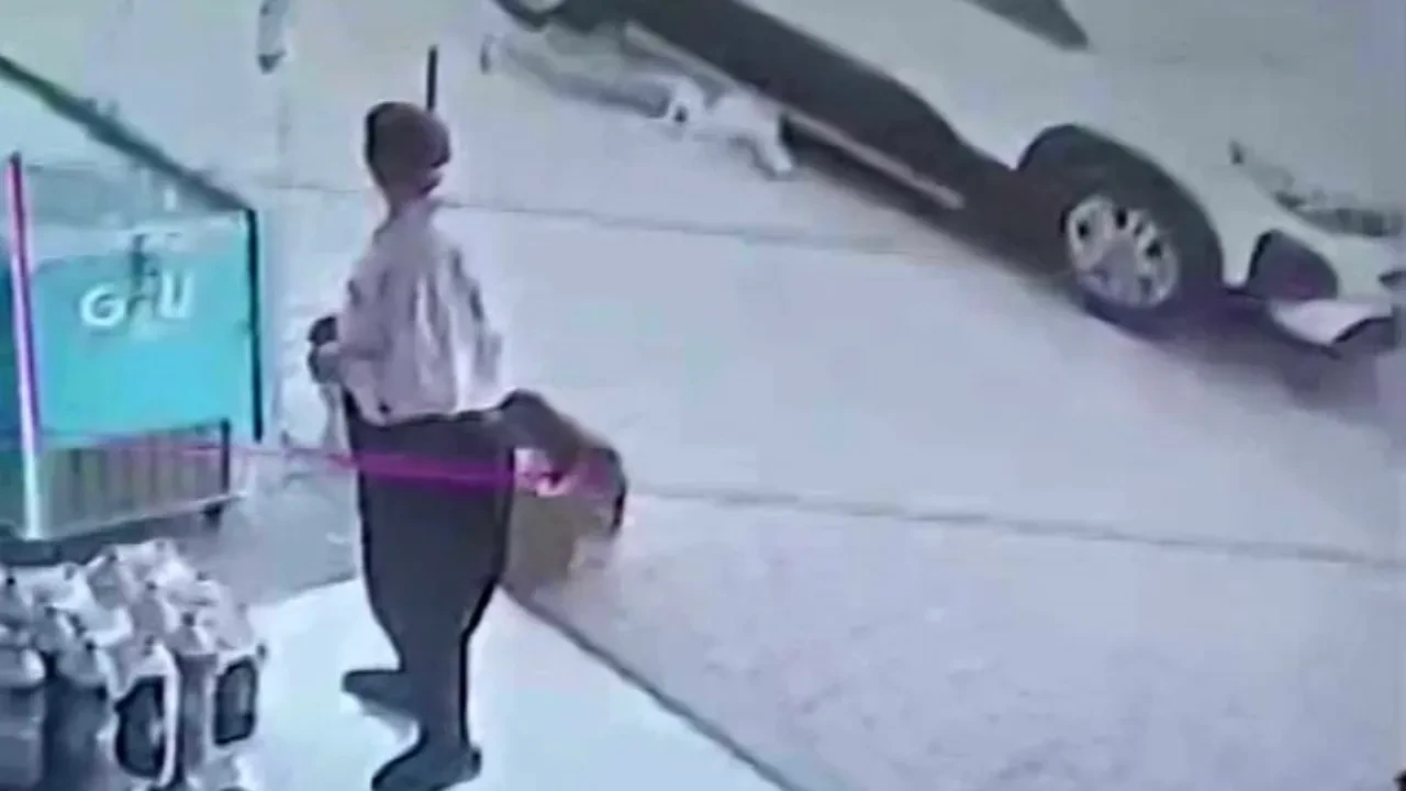Terlik uğruna ölümle burun buruna geldi: Küçük çocuğun kurtarılması kamerada