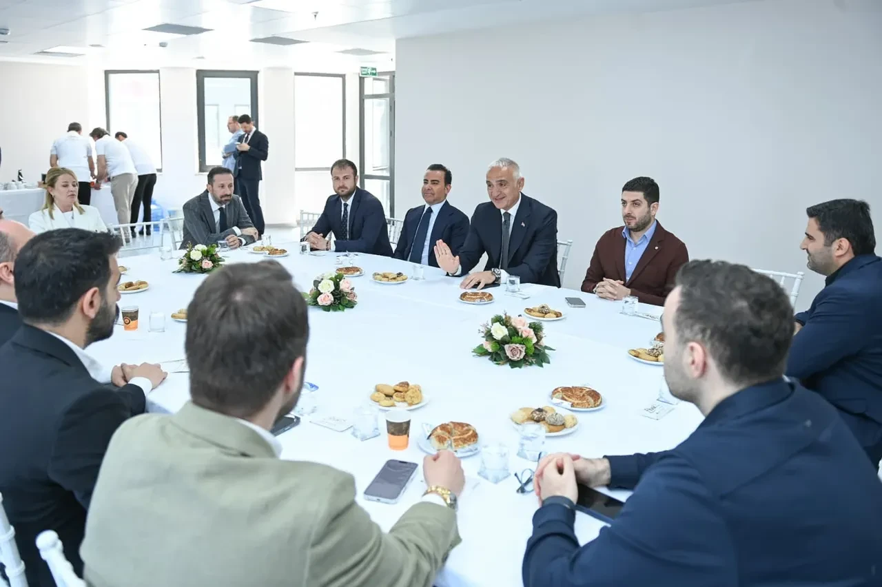 Turizmde "İstikrar Adası" stratejisi: Bakan Ersoy'dan heyecanlandıran açıklama
