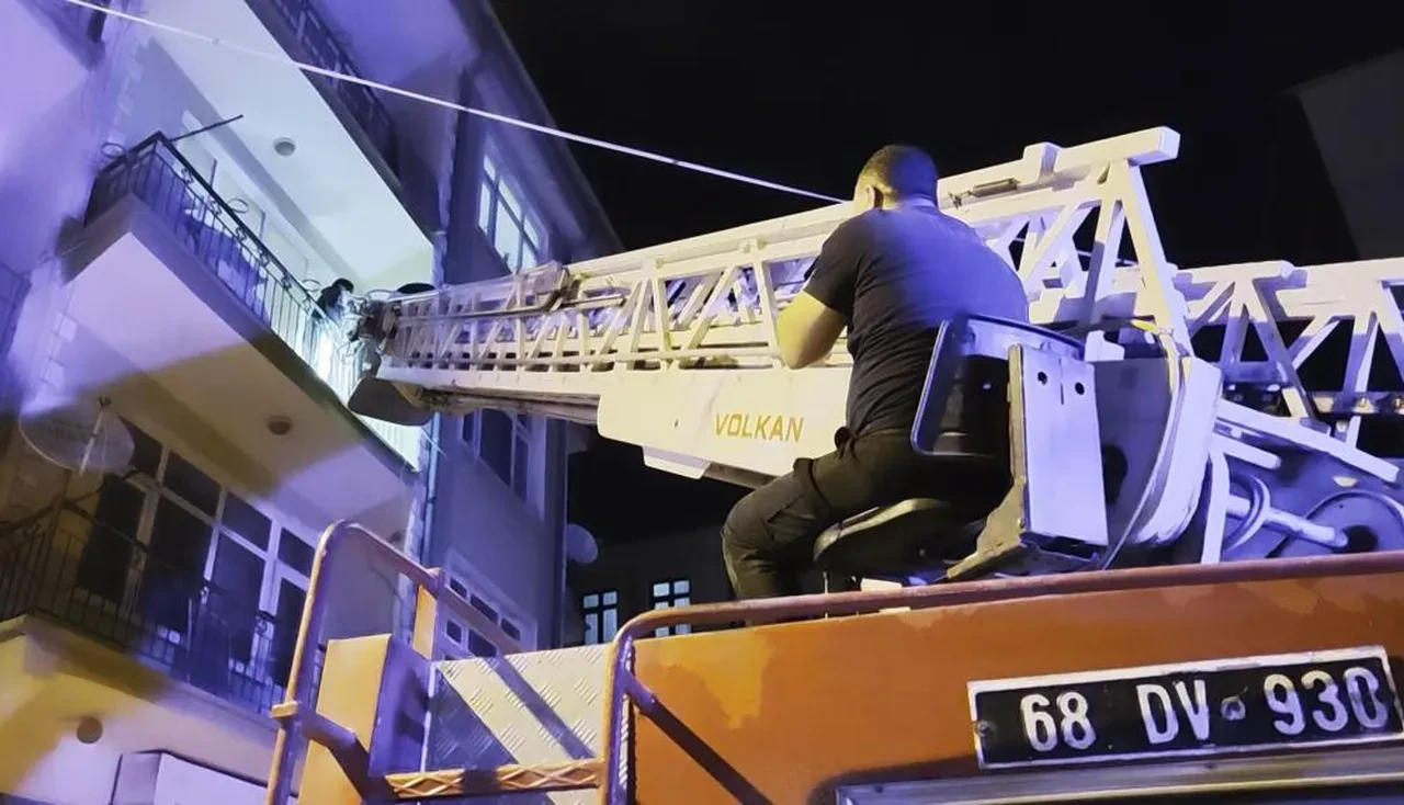 Aksaray'da dehşet anları: Eski erkek arkadaşı evini bastı, genç kadın balkondan aşağı atladı