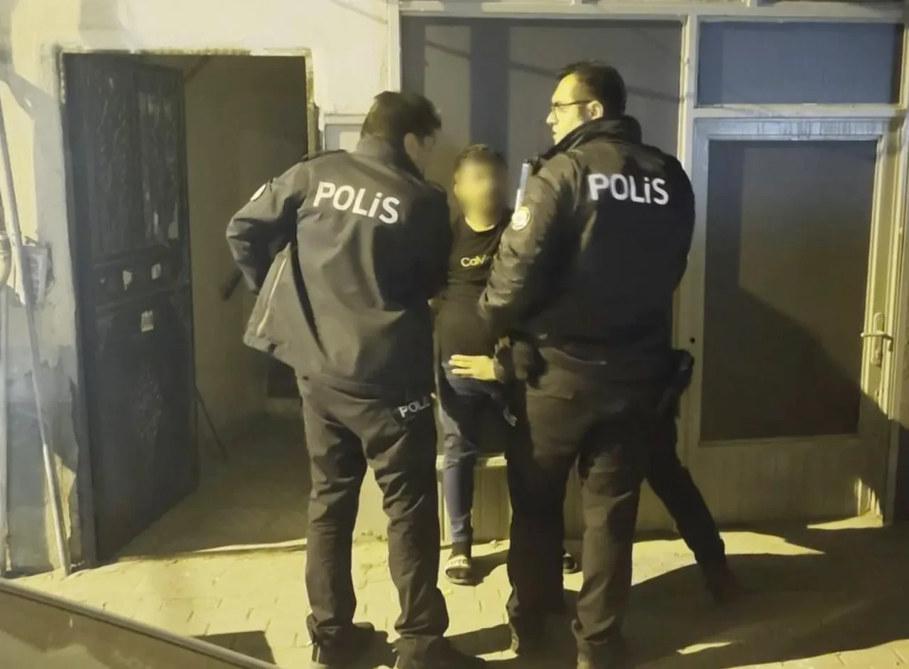 Aksaray'da dehşet anları: Eski erkek arkadaşı evini bastı, genç kadın balkondan aşağı atladı