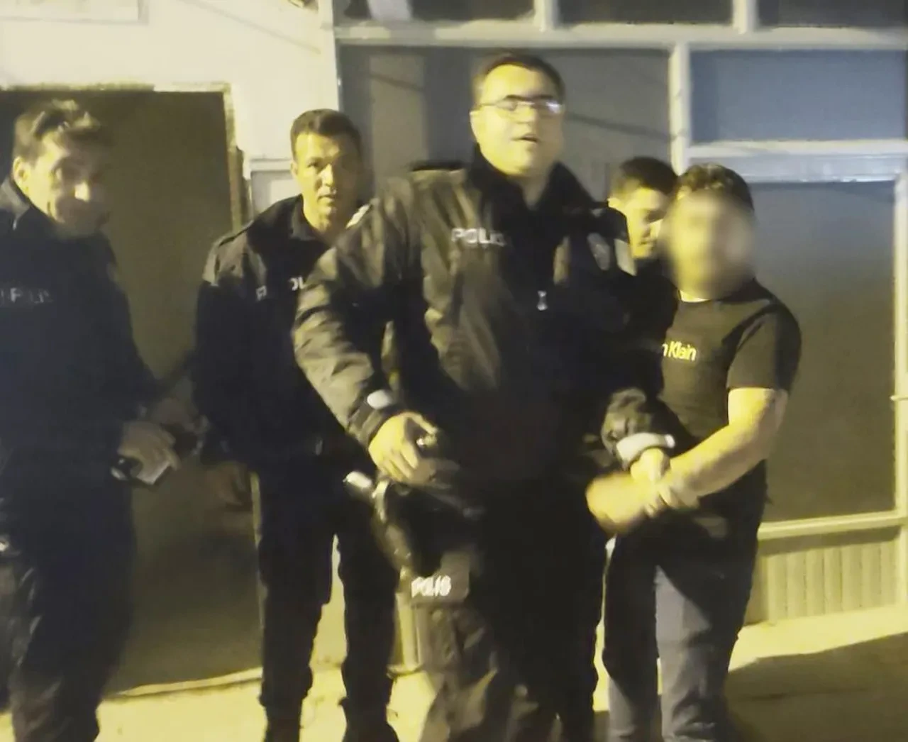 Aksaray'da dehşet anları: Eski erkek arkadaşı evini bastı, genç kadın balkondan aşağı atladı