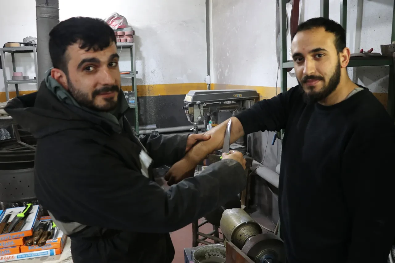 Arkadaşının kol kıllarında denedi, görenler gözlerine inanamadı! Sivaslı ustanın jilete meydan okuyan sıra dışı testi