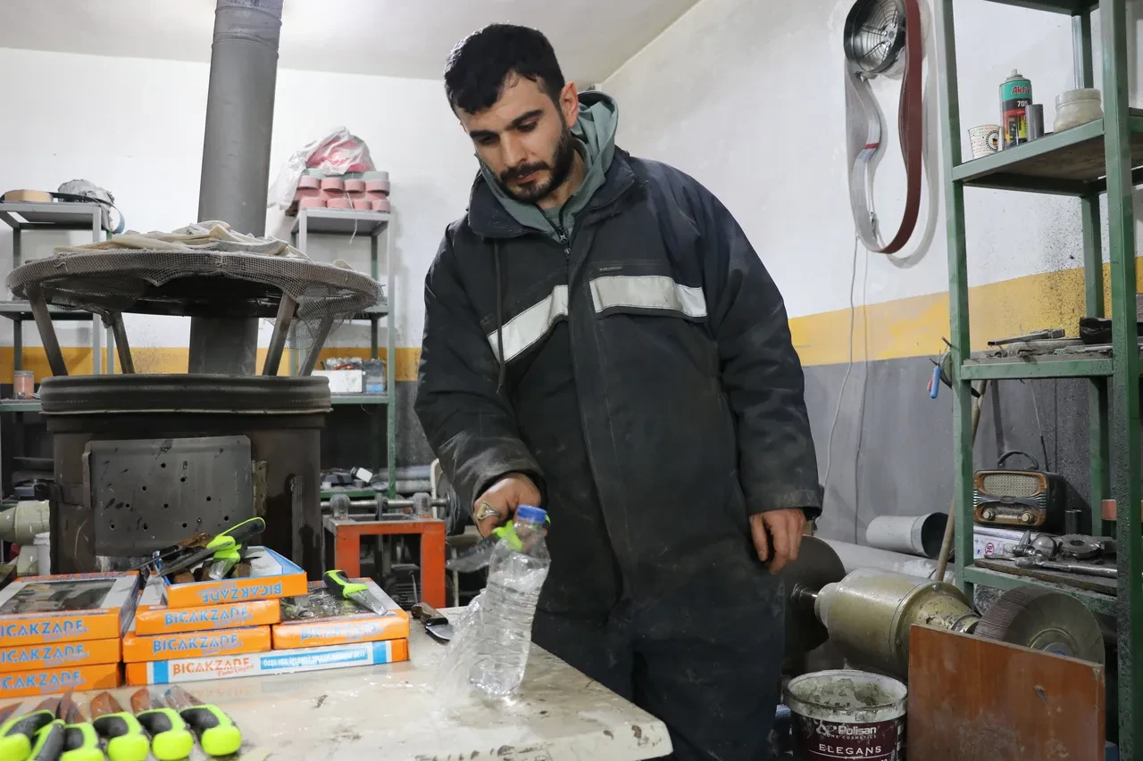 Arkadaşının kol kıllarında denedi, görenler gözlerine inanamadı! Sivaslı ustanın jilete meydan okuyan sıra dışı testi