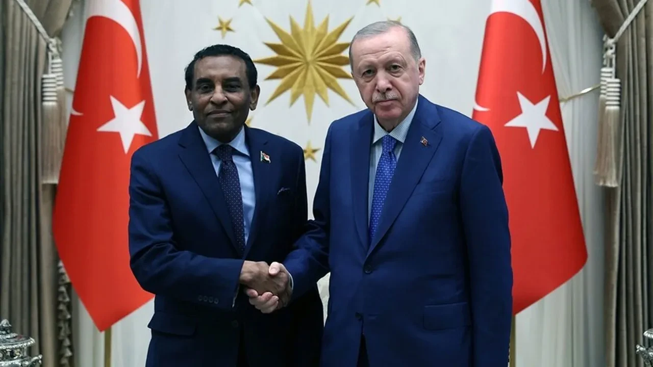 Cumhurbaşkanı Erdoğan, Sudan Başbakanı Kamil İdris'i Külliye'de kabul etti: "Toprak bütünlüğüne desteğimiz tam"