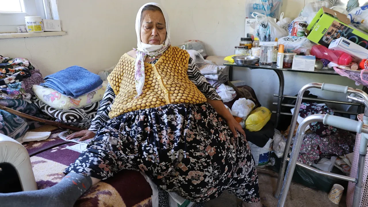 Doğumdan sonra hayatı kabusa döndü! Tam 15 yıldır aynı çekyatın üzerinde yatağa hasret yaşıyor