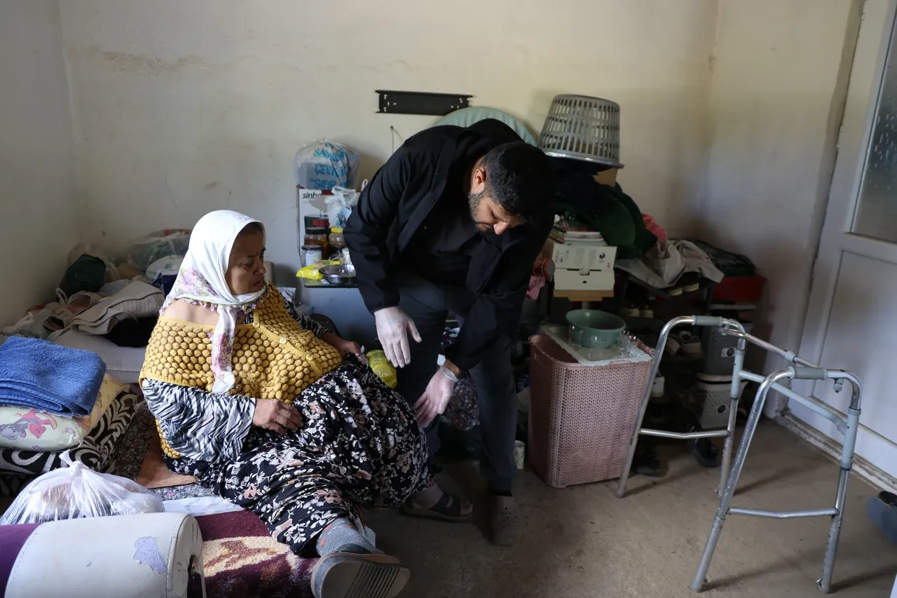 Doğumdan sonra hayatı kabusa döndü! Tam 15 yıldır aynı çekyatın üzerinde yatağa hasret yaşıyor