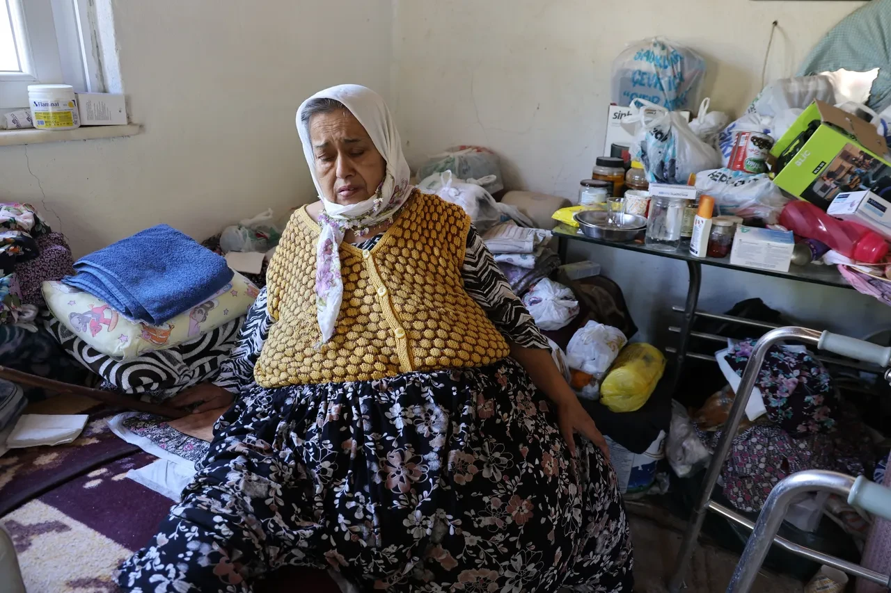Doğumdan sonra hayatı kabusa döndü! Tam 15 yıldır aynı çekyatın üzerinde yatağa hasret yaşıyor