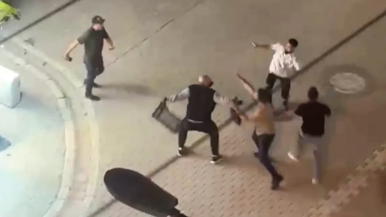 Esenyurt'ta yabancı uyruklu 3 şahıs sokak ortasında birbirine girdi, sandalyeler havada uçuştu!