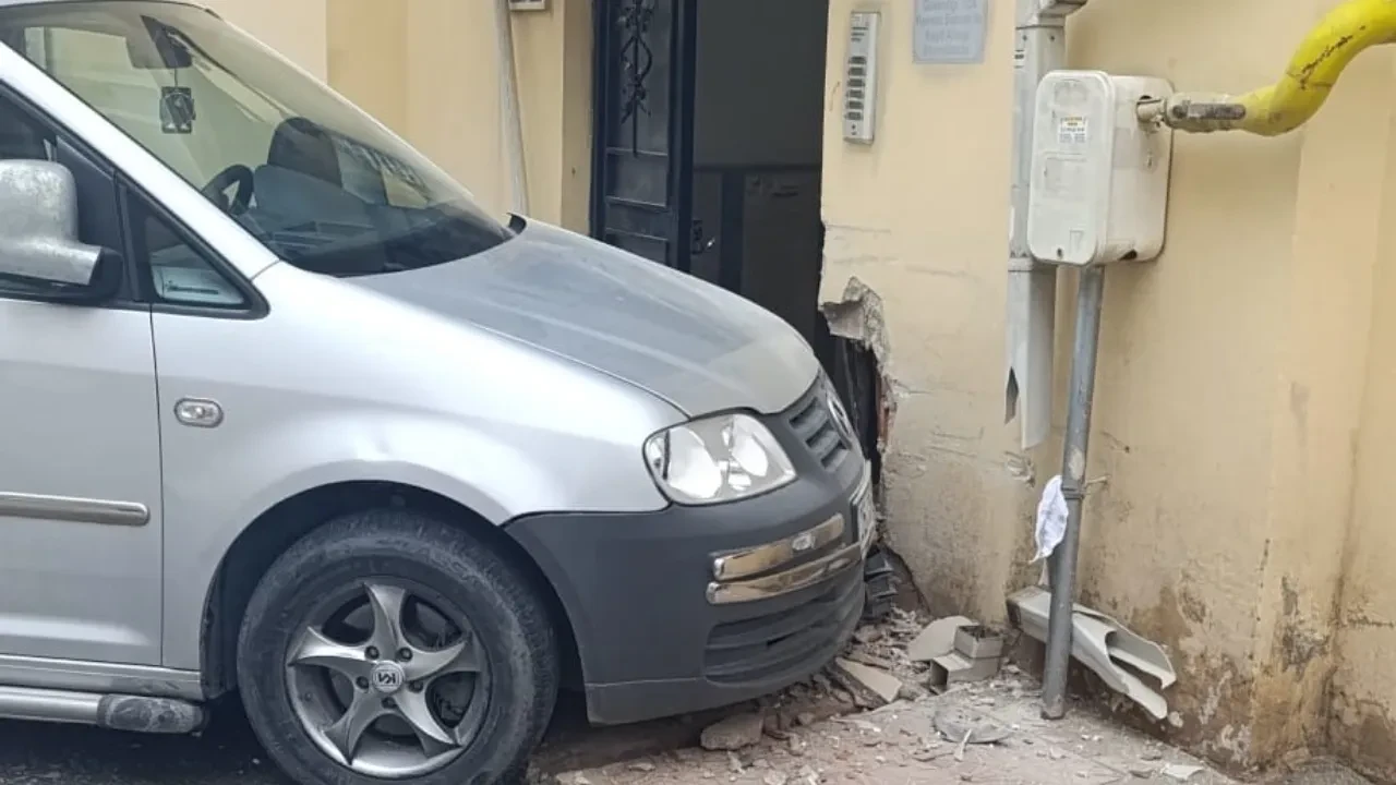 Eskişehir'de yoldan çıkan otomobil apartman önündeki 3 kişiye çarptı! O anlar kamerada