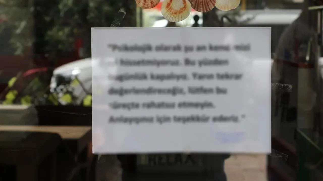 Esnafın cama astığı yazı dikkat çekti! Her geçen fotoğrafını çekiyor