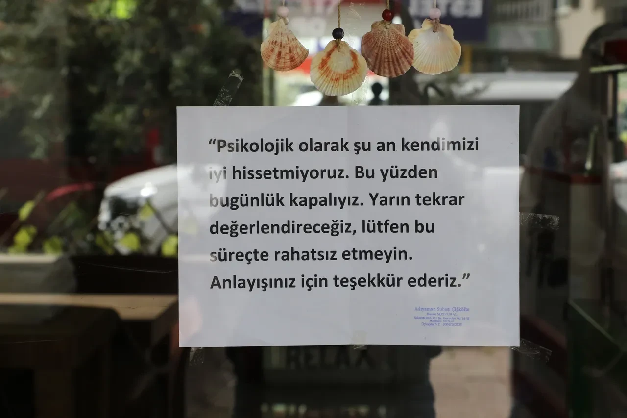 Esnafın cama astığı yazı dikkat çekti! Her geçen fotoğrafını çekiyor