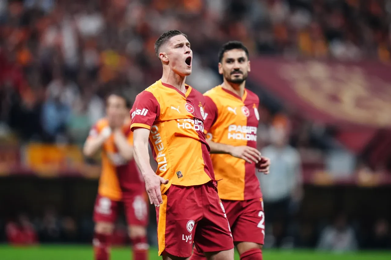 Galatasaray'ın yıldızlarına kanca! İngilizler Gabriel Sara ve Roland Sallai'yi istiyor