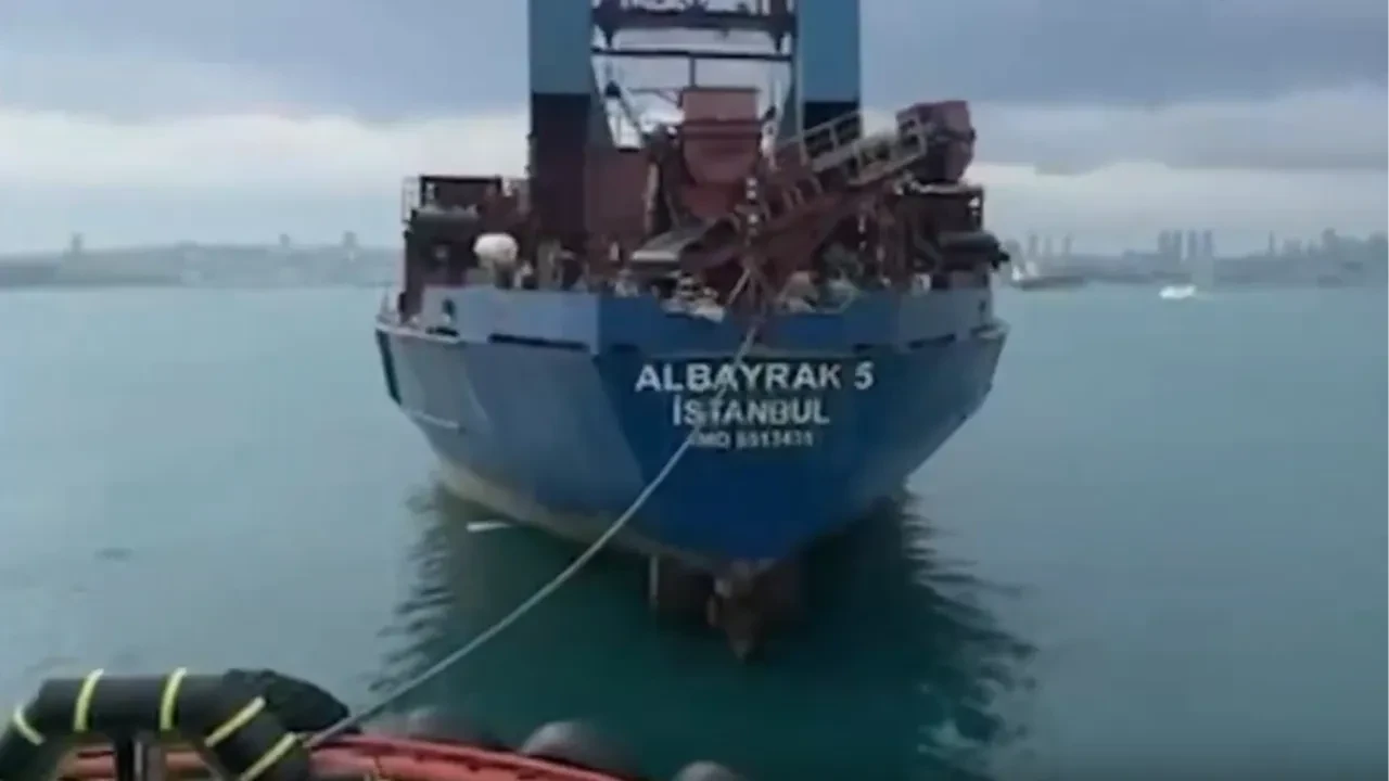 Haydarpaşa önlerinde arızalanan "Albayrak 5" gemisi Ahırkapı'ya demirletildi