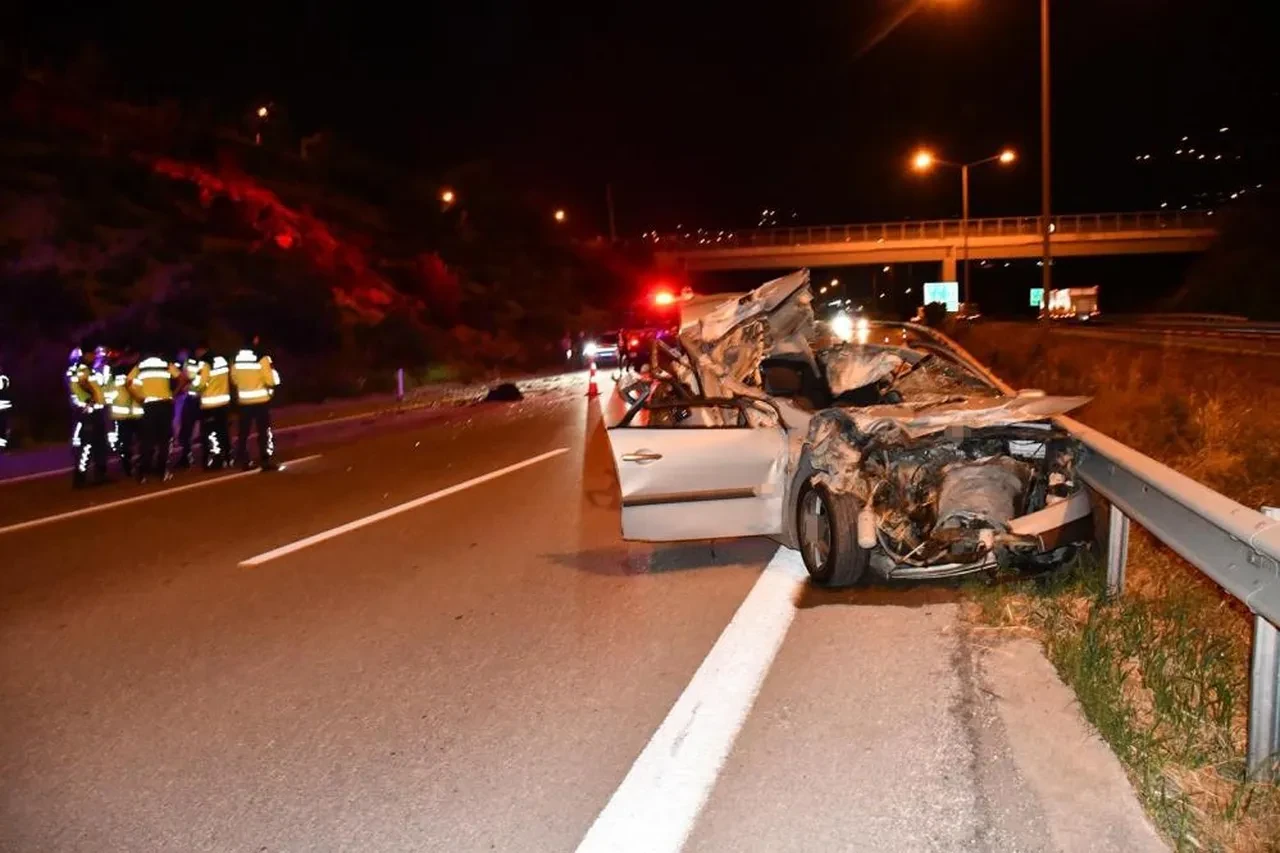 İskenderun'da otomobil tıra arkadan çarptı: Korkunç kazada genç kız hayatını kaybetti