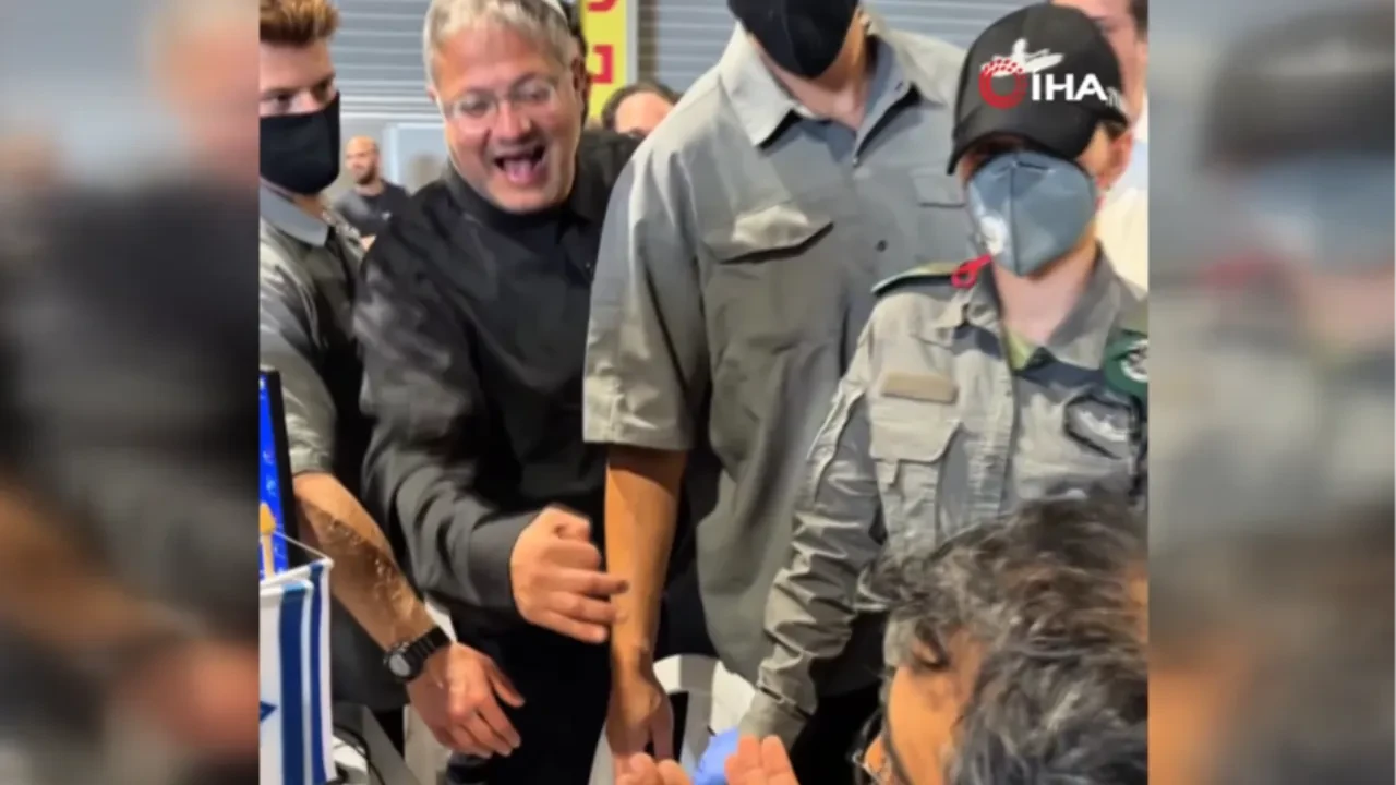 İsrailli Bakan alıkonulan aktivistleri taciz etti! Görüntüleri 