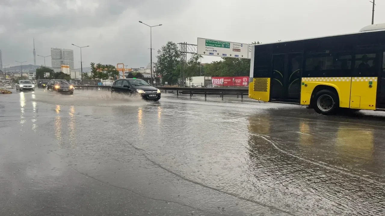 İstanbul'da sağanak aniden bastırdı, yollar göle döndü!