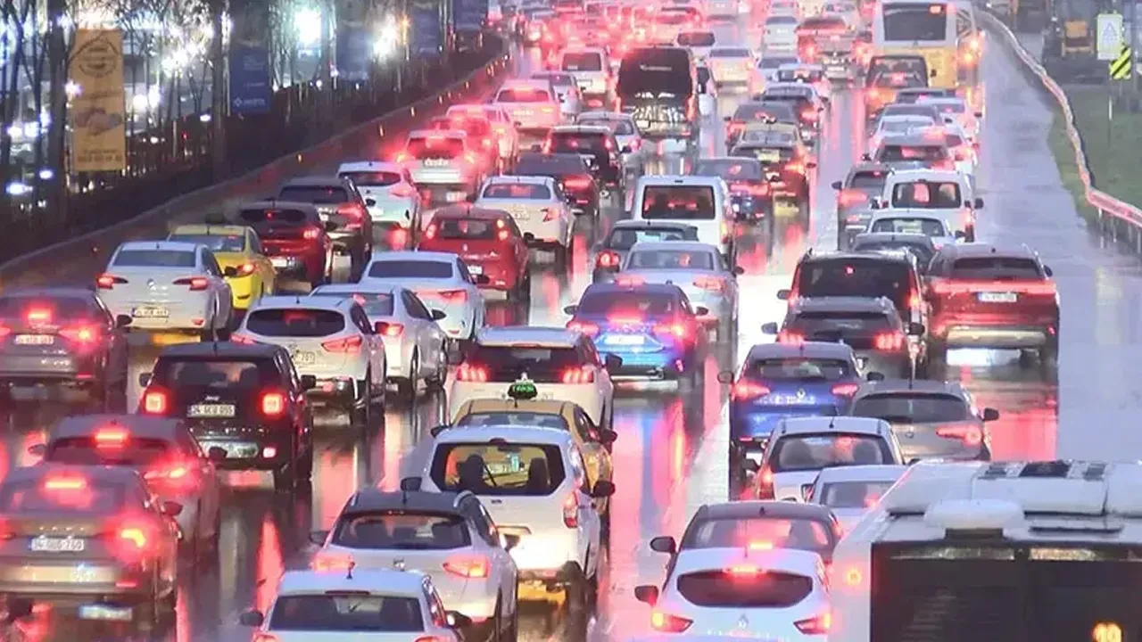 İstanbul'da sağanak bir anda bastırdı, hayat felç oldu: Ani sel ve su baskınlarına dikkat!