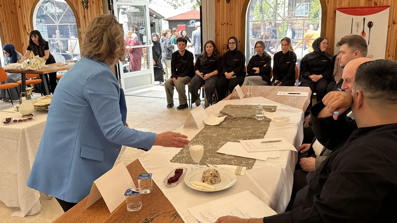 Kadınlar yarıştı kadınlar kazandı! Saray pilavı tarifi altın getirdi