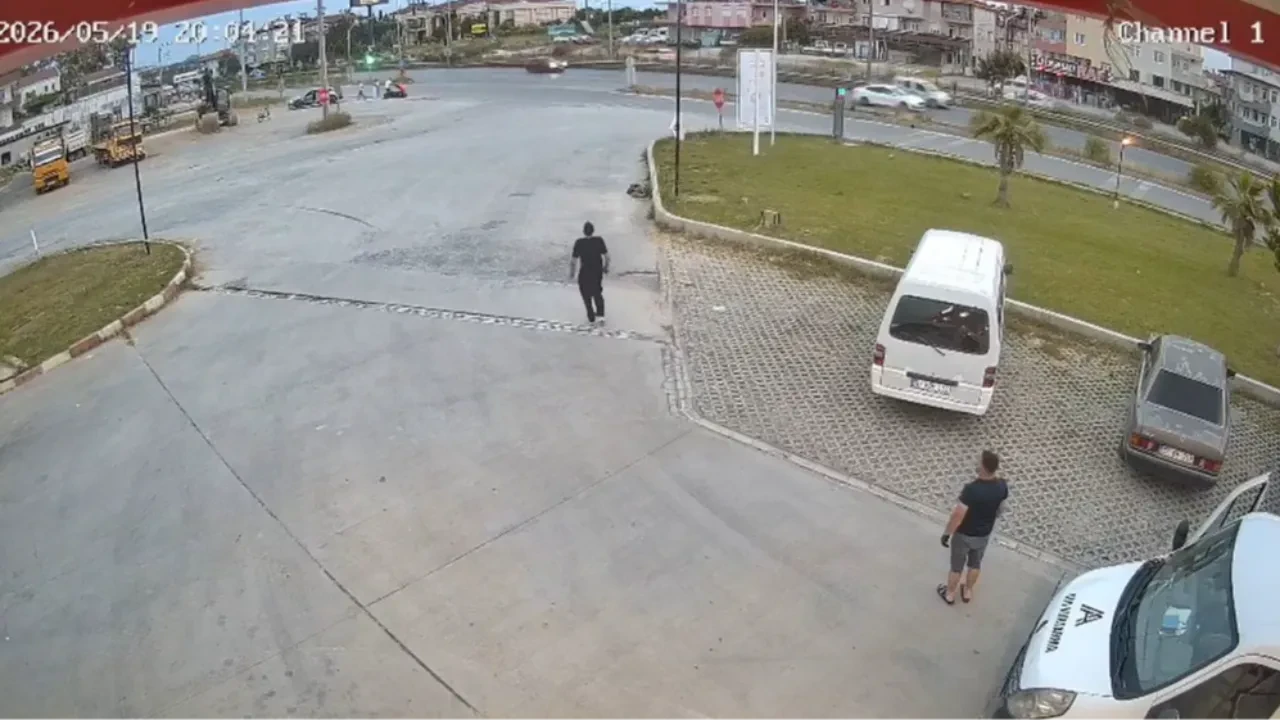 Kavşakta can pazarı: Motosiklet otomobile çarptı, sürücü ve yolcu savruldu