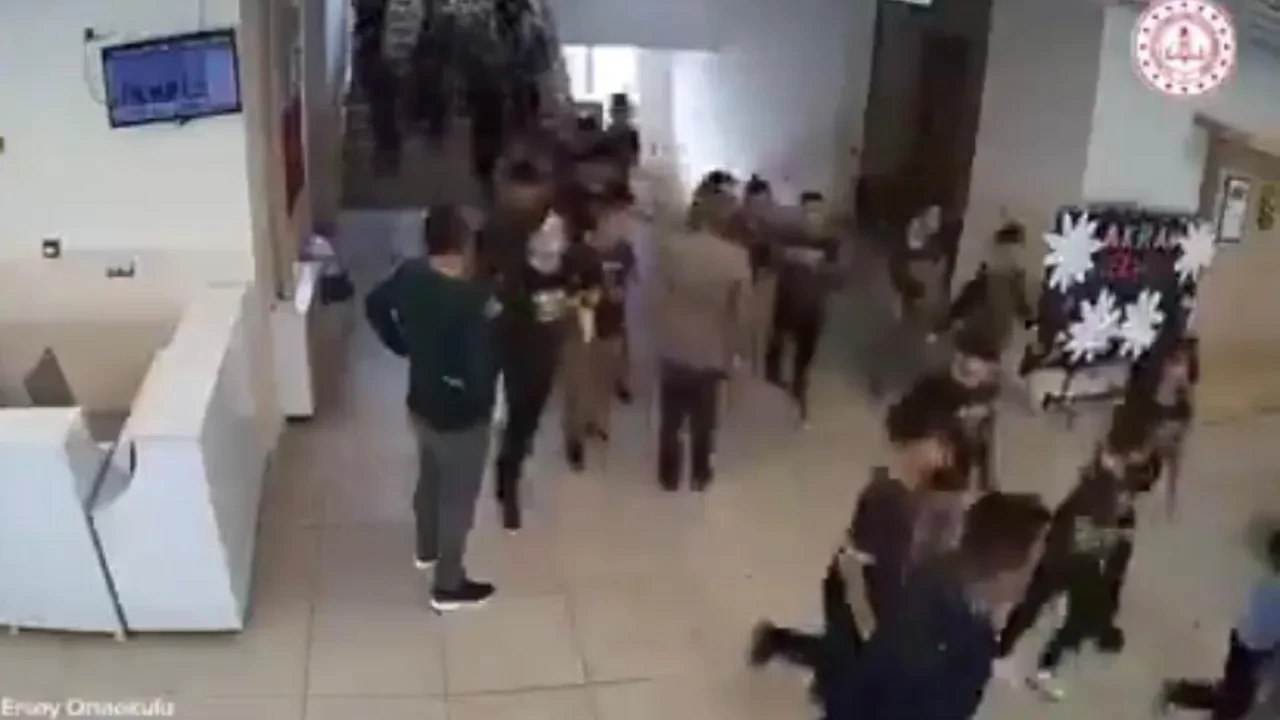 Malatya'da yürekleri ısıtan tahliye: Deprem anında öğrencilerini kucaklayarak kurtaran öğretmenler kamerada!