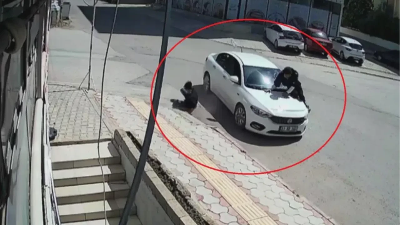 Otomobile ok gibi saplanan motosikletteki 2 kişinin havaya savrulduğu anlar kamerada