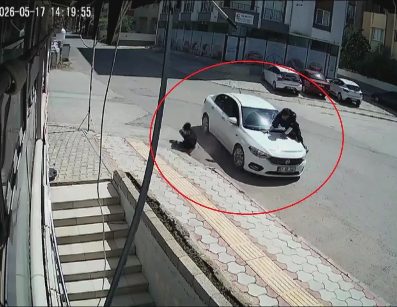 Otomobile ok gibi saplanan motosikletteki 2 kişinin havaya savrulduğu anlar kamerada