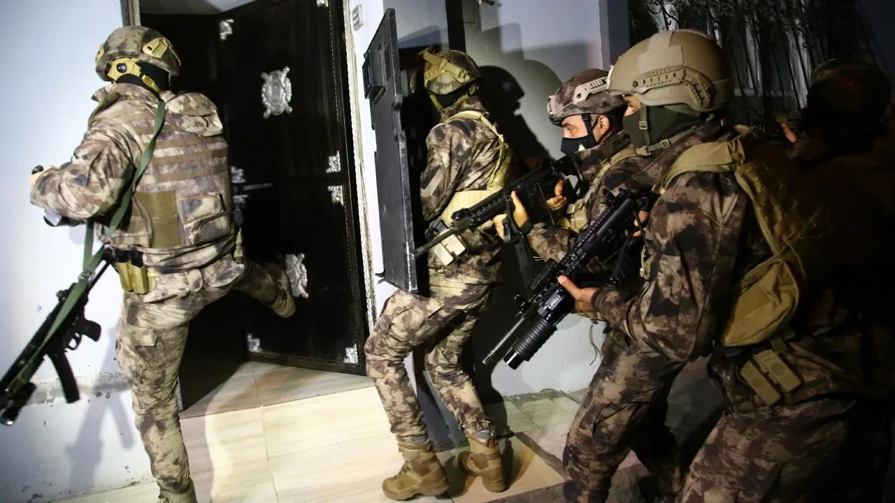 Peş peşe operasyonlar! Bakan Gürlek duyurdu: Suç şebekeleri çökertildi