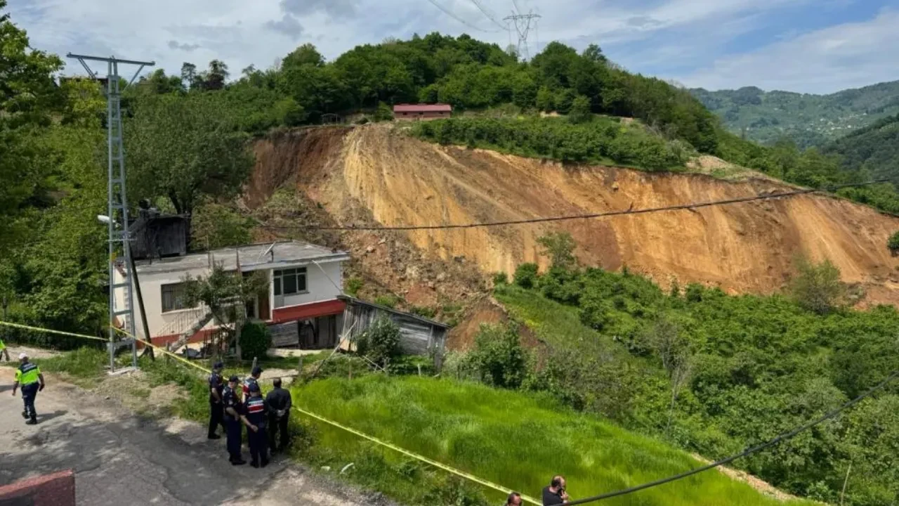 Sağanak sonrası heyelan kamerada!