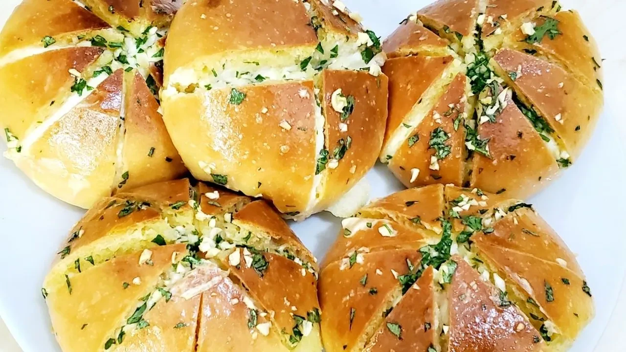 Sarımsağı bol! Bu ekmeği yiyen başka ekmek aramaz