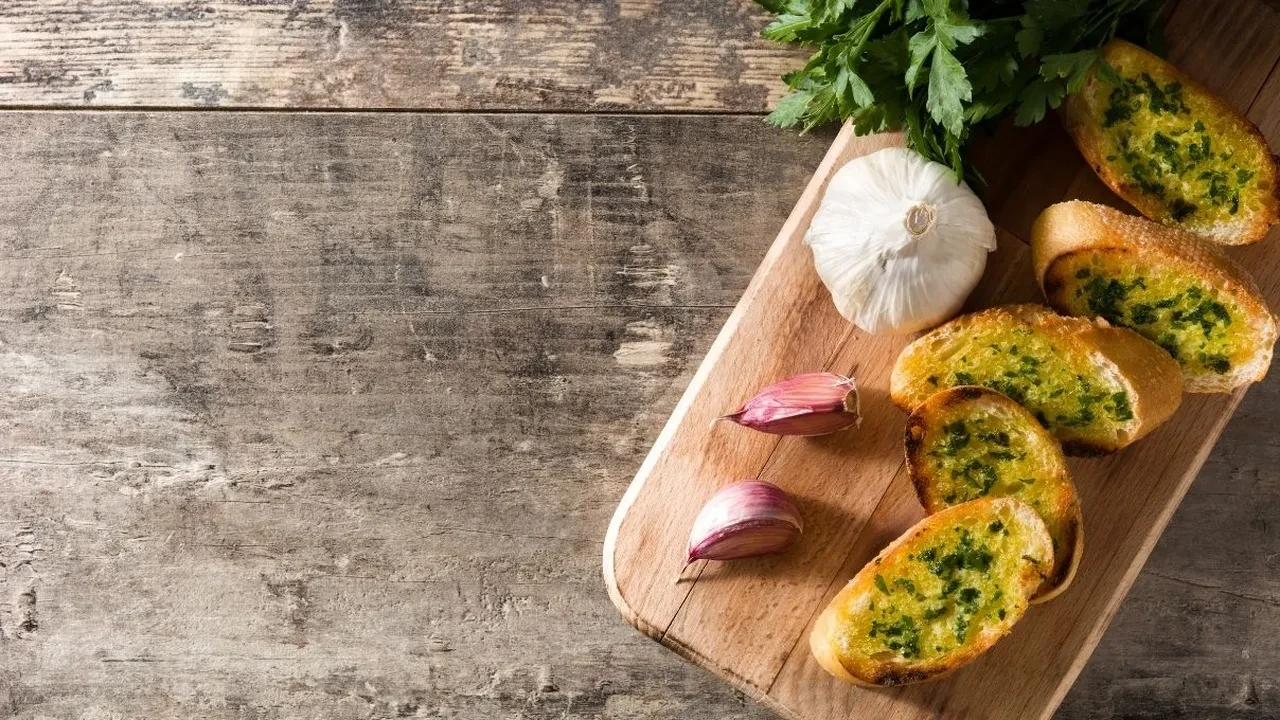 Sarımsağı bol! Bu ekmeği yiyen başka ekmek aramaz