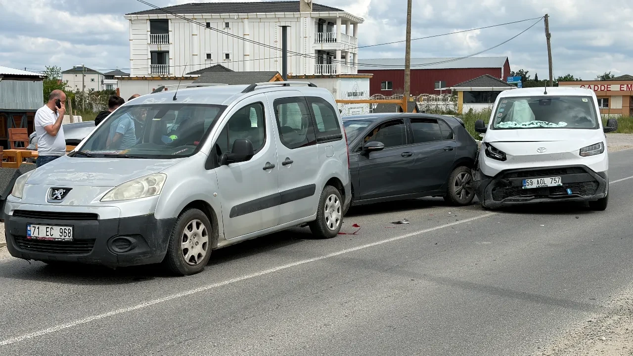 Tekirdağ'da ortalık savaş alanına döndü! Zincirleme kaza kamerada