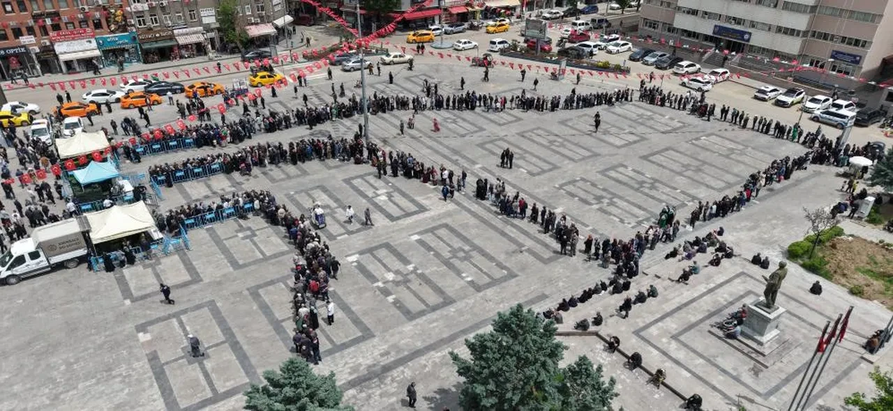 Ücretsiz olduğunu duyan koştu... Saatlerce bekleyip sonunda aldılar