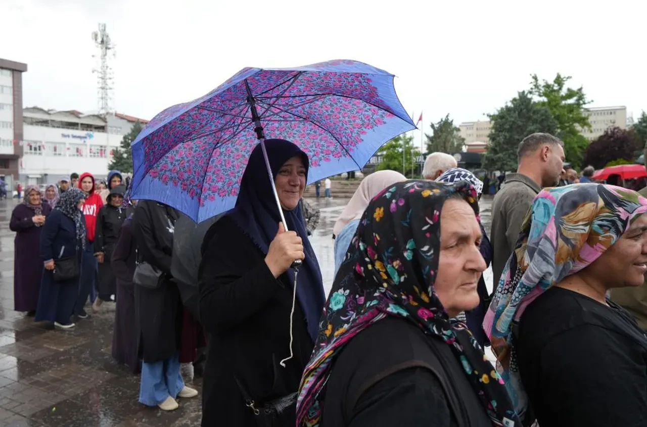 Ücretsiz olduğunu duyan koştu... Saatlerce bekleyip sonunda aldılar