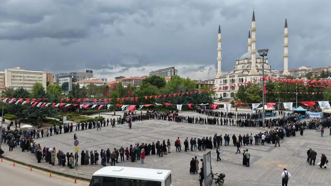 Ücretsiz olduğunu duyan koştu... Saatlerce bekleyip sonunda aldılar