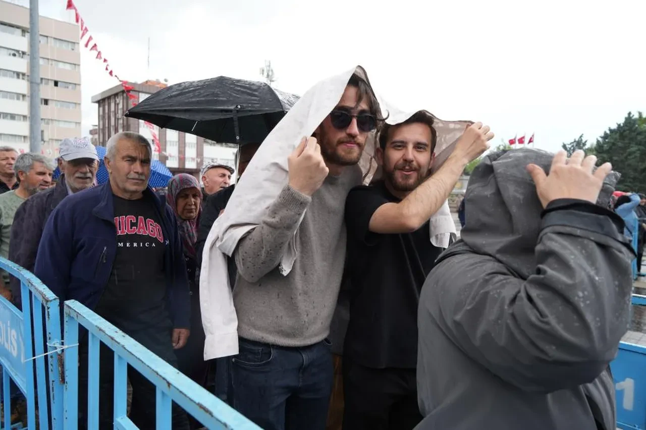 Ücretsiz olduğunu duyan koştu... Saatlerce bekleyip sonunda aldılar