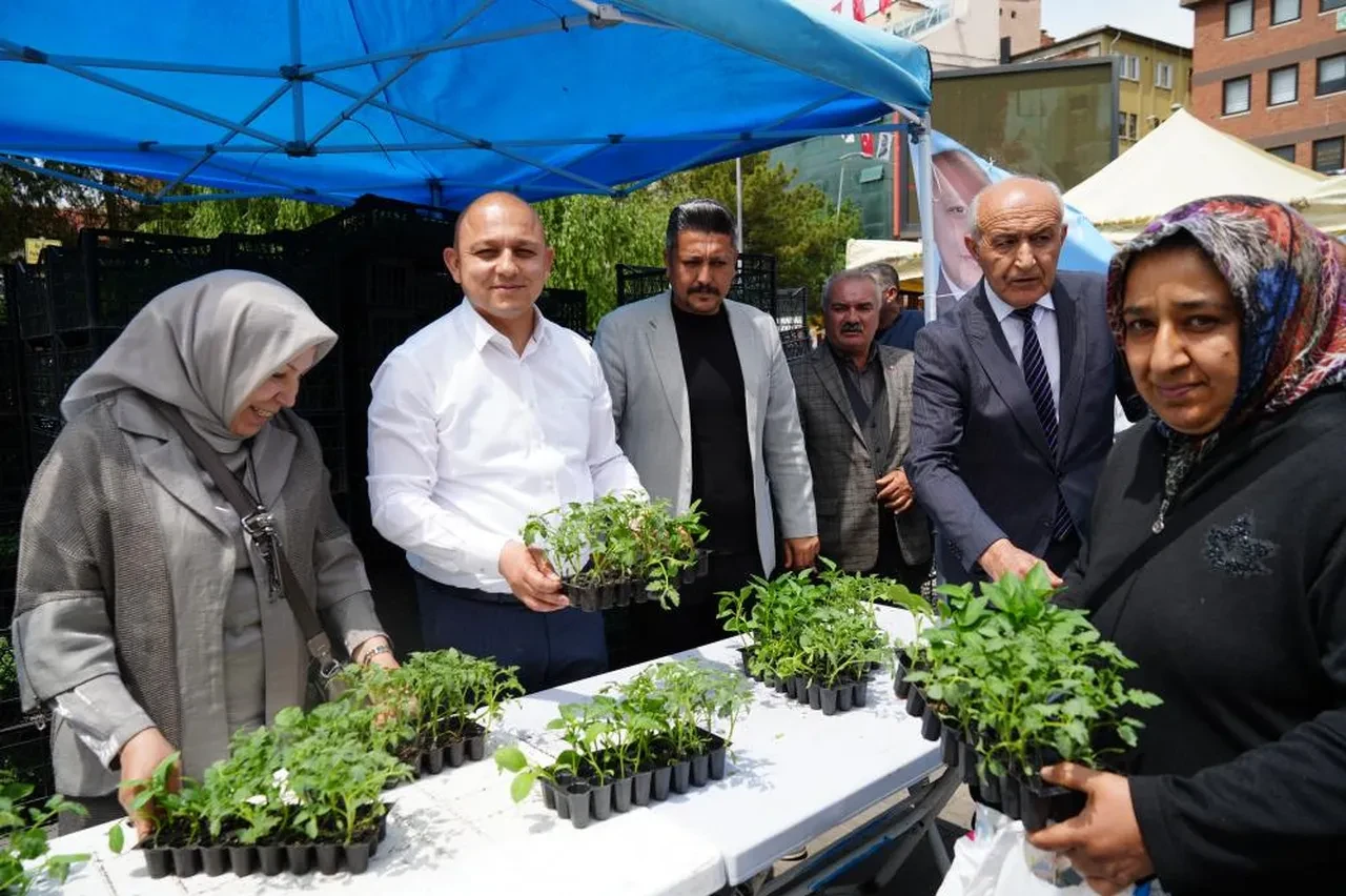 Ücretsiz olduğunu duyan koştu... Saatlerce bekleyip sonunda aldılar